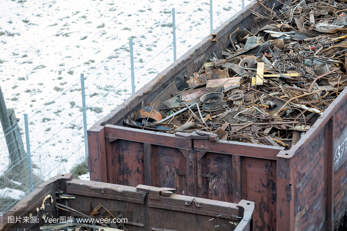 铁路货车在冬天装满了金属废料。陈旧锈蚀的金属,抽象为生态